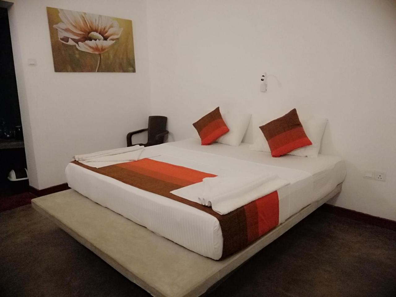 Kutumbaya Apartamento Anuradhapura Exterior foto
